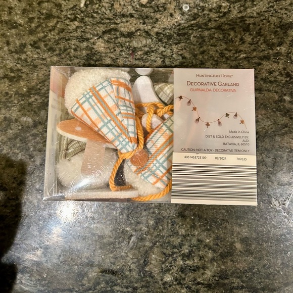 Huntington Home Cute Decorative 6.13 Ft. Garland - Great Mantel Decor - Picture 8 of 8